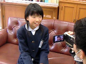 たくさんの取材のカメラの前に緊張しながら、受賞した喜びを語る斎藤さん