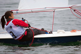 シーホッパー級SRの女子で上位を帆走する稲毛高校の選手
