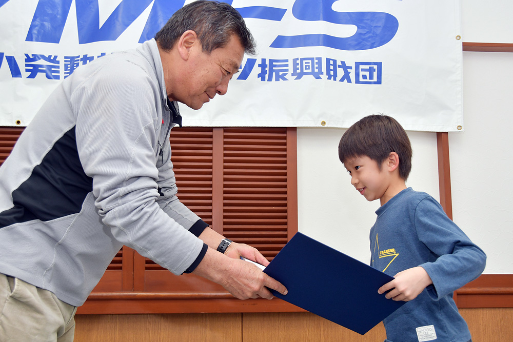 修了証を受け取るスクール生