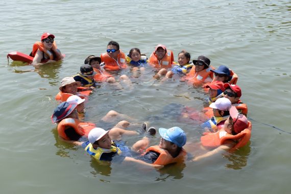 2019年度 親子で学ぶ水辺の体験会 救助を待つ時のHELP姿勢