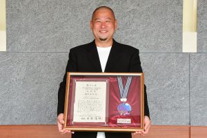 第13回ヤマハ発動機スポーツ振興財団スポーツチャレンジ賞・奨励賞を受賞した越智 貴雄さんに表彰状を贈呈