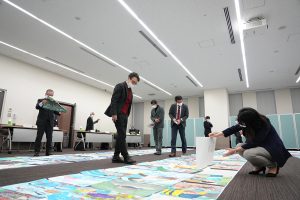 2021年度(第33回)全国児童 水辺の風景画コンテスト 審査風景