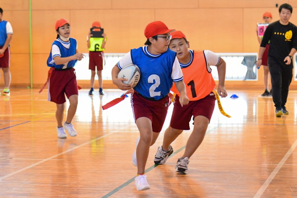 試合中も控えの児童と一緒にきょうだいチームの子どもたちが声をかけて盛り立てます