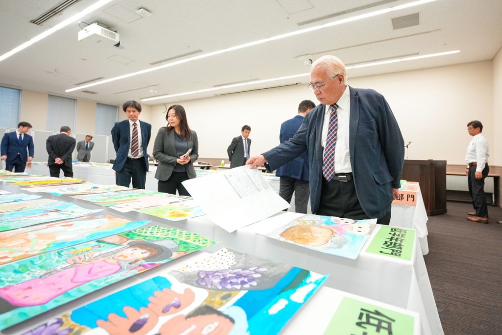 2025年度 全国児童自然体験絵画コンテスト 審査風景
