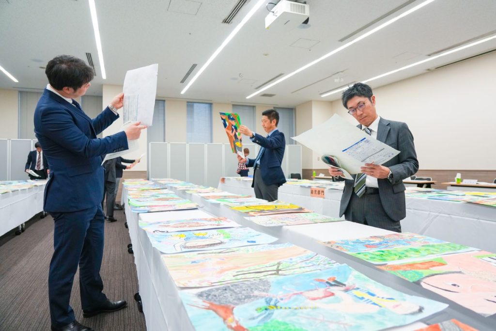 2025年度 全国児童自然体験絵画コンテスト 審査風景