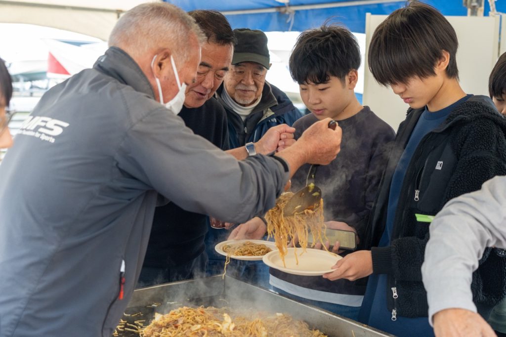 悪天候でプログラム変更もすぐに切り替え、楽しく過ごしたYMFSジュニアヨットスクール葉山のクリスマス会