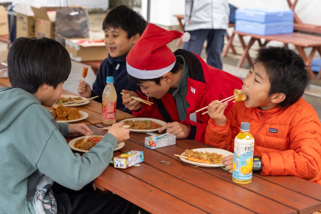 悪天候でプログラム変更もすぐに切り替え、楽しく過ごしたYMFSジュニアヨットスクール葉山のクリスマス会