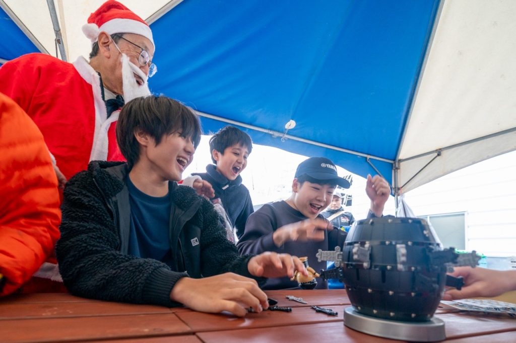 悪天候でプログラム変更もすぐに切り替え、楽しく過ごしたYMFSジュニアヨットスクール葉山のクリスマス会