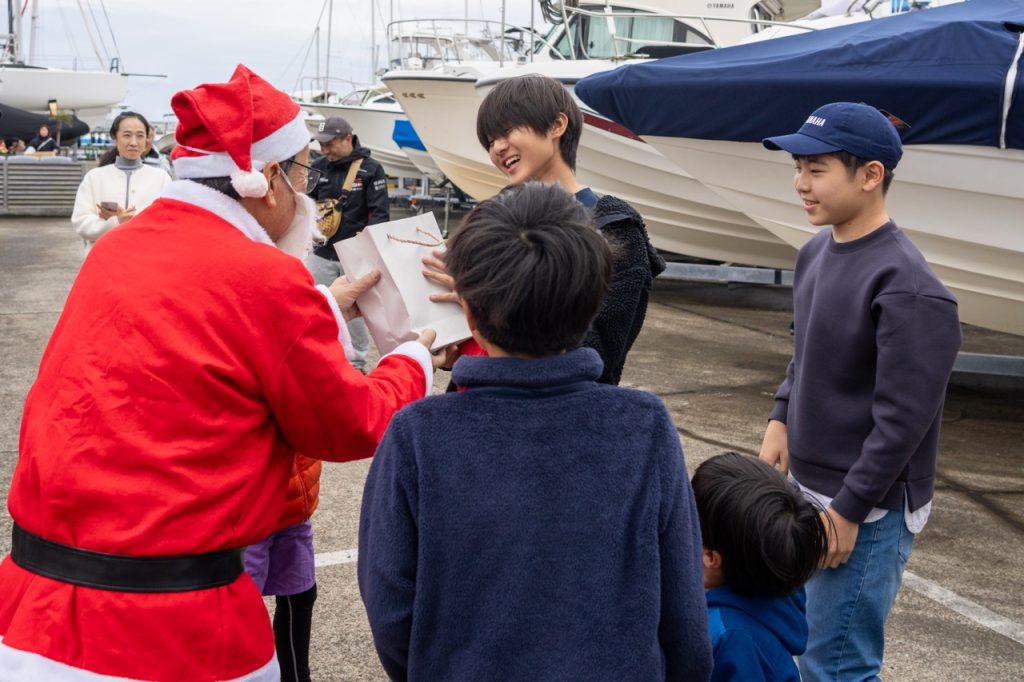 悪天候でプログラム変更もすぐに切り替え、楽しく過ごしたYMFSジュニアヨットスクール葉山のクリスマス会