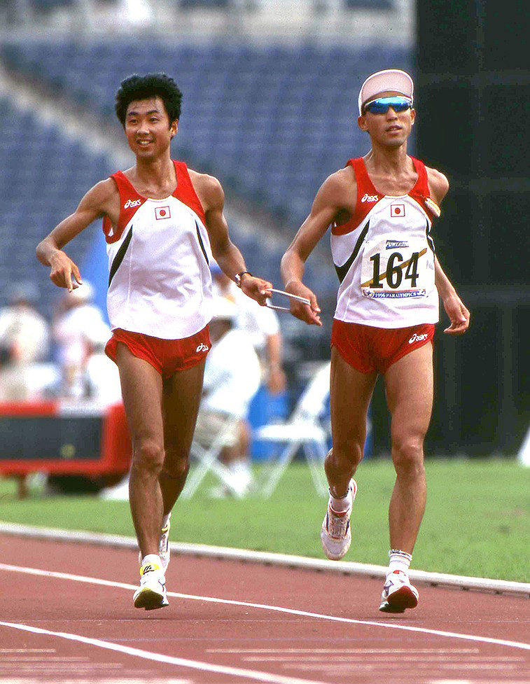 1996年8月、パラリンピックアトランタ大会。ゴール直前の柳川春己と安田享平(左)©️エックスワン