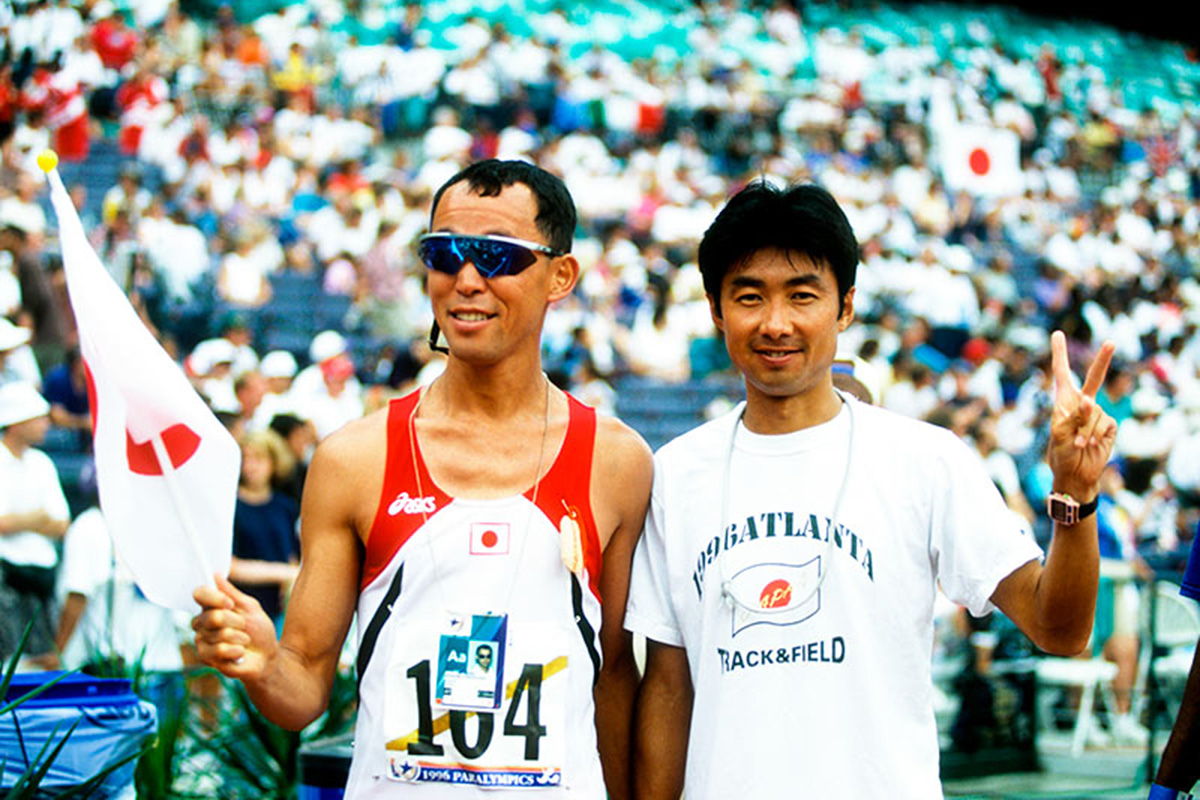 レース後の柳川と安田(右)。柳川は日本新・アジア新記録をマーク、金メダルを獲得した。写真提供:安田享平氏
