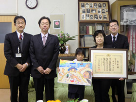 (左より)木下校長、長池和歌山港湾事務所長、中山さん、母・早苗さん、父・眞弘さん