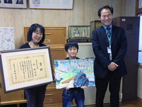 (左より)母・恵美さん、牧くん、島崎校長先生