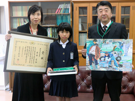 (写真左より)母・公子さん、斎藤愛さん、山岡副校長先生
