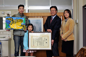 (左より)父・掛川勝さん、竹見咲紀さん、磯部博之校長、西田亜希子先生