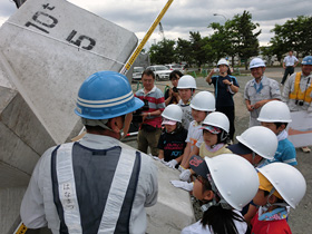 7月に行った海岸保全工事の見学会。地元の海、そして、そこで働く人たちのことを学んだ