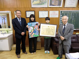 (写真向かって右から)工藤和男審査員長、吉岡楓矢くん、母親・頼枝さん、安田校長先生