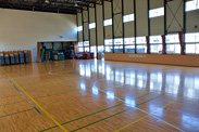 仮設校舎にも小中共有の武道場と体育館は完備されています
