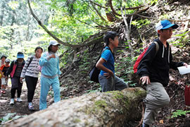 チームに気遣いながら先頭を切って山道を歩く遠山君