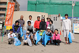 逗子海岸の清掃活動に参加した生徒たち