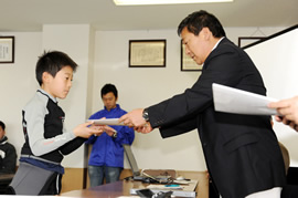 箱守校長から一人ひとりに修了書を授与