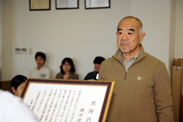 功労者である鎌田コーチに感謝状を贈呈