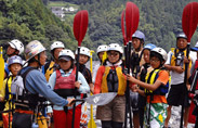 海、ヨットとは異なる川での危険回避などインストラクターの話に熱心に耳を傾ける