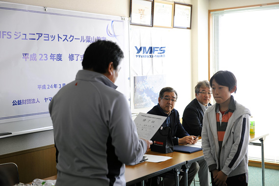 途中入校の生徒など一部を除き、在校生に修了証を授与した