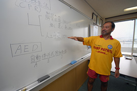 座学では事故現場に遭遇した時にとるべき行動の基本を学んだ