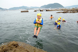 落船を想定した恒例の飛び込み訓練