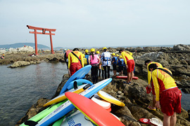 講習会の最後には、海に感謝の気持ちを表現