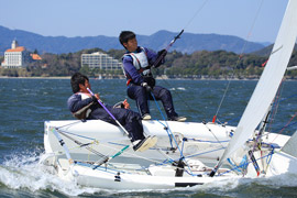 浜名湖のブローで大きくヒールするFJ級