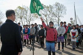 選手宣誓をする静岡県立相良高等学校ヨット部主将