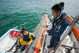 レースの間で指導するオリンピアンの原田龍之介講師