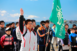 選手宣誓をする静岡県立相良高等学校ヨット部主将