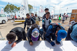 出艇申告をしてから海に出る選手たち。安全を確保するレースの基本