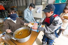 大会2日目の昼食はカレーライス。選手の大半がおかわりをする大人気