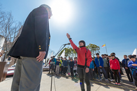 選手宣誓をする地元・浜名湖ジュニアクラブの三浦凪砂選手