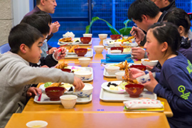 三ヶ日青年の家での夕食。全国の友だちと語り合う夜