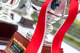 荒田忠典メモリアルカップはレーザー4.7級優勝の三浦凪砂選手に贈られた