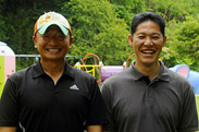 コーチを務めている卒園生の宮本学さん(右)とそのラグビー仲間の米沢智秀さん。走るのが苦手だったり、団体行動が苦手な子もいますが、ラグビーの特性を活かしながら飽きさせず、みんなが楽しめる指導を心がけているそうです