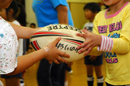 「ラグビーはポジションによって体格から役割まで、色々な人の力を集結するチームスポーツ。ボールは受け取りやすいよう相手のことを考えて丁寧に渡さなければなりません。そのために声をかけ合うことが大切で、自ずとコミュニケーション能力が高められて行くんですよ」とコーチ
