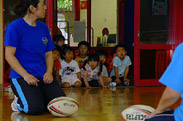 「年長さんになったら今度は自分たちだ」と年長児のラグビーを憧れの眼差しで見学する年少児