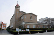 敷地内には幼稚園、短期大学も併設しています