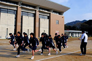 サッカーボールとセットで提供されたプリンター付ストップウォッチは、持久走などのタイム計測、授業の時間配分などに活用
