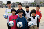 小学生を対象とした陸上教室は月に2回土曜日午前中に行われています。お邪魔した日は生憎の雨…にもかかわらず練習意欲に溢れる児童が集まっていました