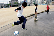 練習の合間にちょっとでも時間ができると、サッカーボールを蹴って遊ぶ姿が印象的でした