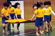 スポーツ教室では、準備や後片付けもみんなで協力して行います