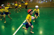 小学生クラスでは、試合形式が成り立つほどに上達。「すり抜けてトライできると気持ちいい」とある女の子