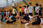 準備運動ですら1本として同じダッシュを行わない。次から次へめまぐるしくメニューを変え、集中力を切らさせません